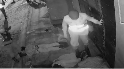 Agentes de la Policía Nacional agreden a personas detenidas en medio de una manifestación de adherentes de Payo Cubas.