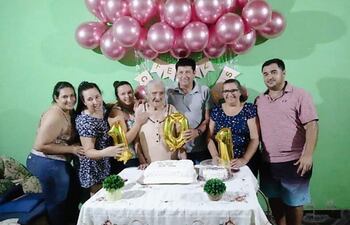 Doña Viviana Cáceres viuda de Ojeda celebró sus 102 años con una gran cena familiar.
