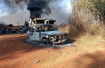 Esta imagen del folleto de la Fuerza de Defensa de las Nacionalidades de Karenni (KNDF) tomada y publicada el 25 de diciembre de 2021 muestra vehículos quemados en el municipio de Hpruso en el estado de Kayah.