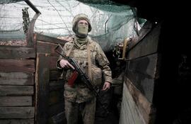 Un militar ucraniano en una de las trincheras en la línea del frente de la región de Donetsk, donde Ucrania enfrenta a grupos separatistas respaldados por Rusia.