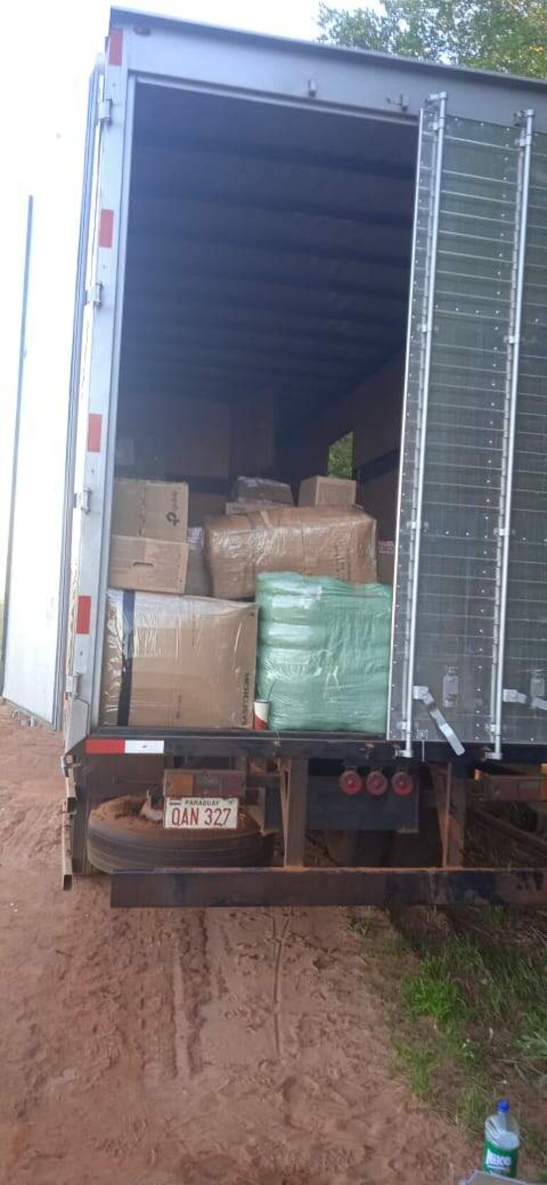 Los asaltantes dejaron una pequeña cantidad de las mercaderías dentro del transportador.