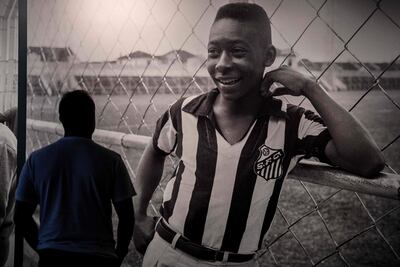Un visitante observa una gran foto de Edson Arantes do Nascimento 'Pelé', exhibida en el Museo Pelé, en Santos, Brasil.