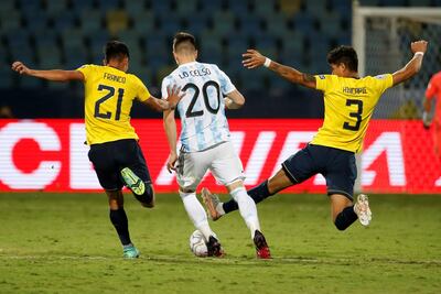 Giovani Lo Celso (c) de Argentina disputa el balón con Alan Steven Franco (i) y Piero Hincapie de Ecuador, durante un partido por los cuartos de final de la Copa América en el estadio Olímpico Pedro Ludovico Teixeira en Goiania (Brasil).