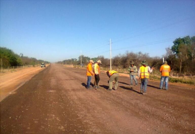 Obreros en pista en las obras de la "Línea Norte".