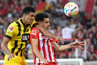 Duelo aéreo por el balón entre el inglés Jude Bellingham (i), del Borussia Dortmund, y el portugués Diogo Leite, del Unión Berlín, durante el partido de ayer que ganó el equipo de la capital alemana.