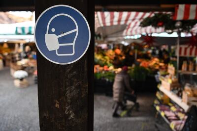 Un cartel informa a los visitantes sobre las máscaras obligatorias en un mercado de Múnich, Alemania, el 19 de noviembre de 2021. En un intento de romper la cuarta ola de la pandemia de la enfermedad COVID-19 causada por el coronavirus SARS-CoV-2, Bavaria está imponiendo medidas estrictas.