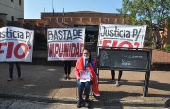 Evelyn Mabel González se encadenó por el Palacio de Justicia de Paraguarí y en ese momento se enteró que la jueza otorgo sobreseimiento a los médicos acusados de ser culpables por la muerte de su beba.