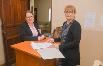 La abogada Mirta Colmán, una de las apoderadas de la “Alianza para una nueva Itapúa”, durante la formalización de la inscripción ante el Tribunal Electoral de Itapúa.