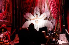 Una niña posa,en una de las atracciones del 'Festival du Merveilleux' (Festival de las maravillas) en París, Francia. El Museo de Artes de Recinto Ferial reúne la mayor colección privada dedicada al espectáculo y el arte ferial entre los años de 1850 y 1930.