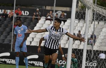 Celebración de Lorenzo Antonio Melgarejo, quien marcó dos goles en la victoria de Libertad sobre Resistencia por 4-0.