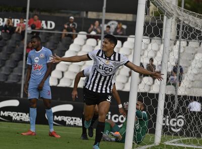 Celebración de Lorenzo Antonio Melgarejo, quien marcó dos goles en la victoria de Libertad sobre Resistencia por 4-0.