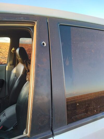 Rastros de disparos en el vehículo del denunciante Rufino Ayala Saavedra, quien denunció que fue atacado a balazos al salir de su estancia en Cadete Boquerón, de Capitán Bado.