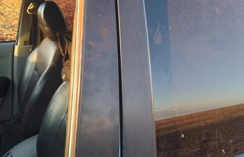 Rastros de disparos en el vehículo del denunciante Rufino Ayala Saavedra, quien denunció que fue atacado a balazos al salir de su estancia en Cadete Boquerón, de Capitán Bado.