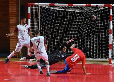 Jorge Espinoza (13) anota el tanto del empate de Paraguay contra Venezuela en el Futsal de los Juegos Asunción 2022.