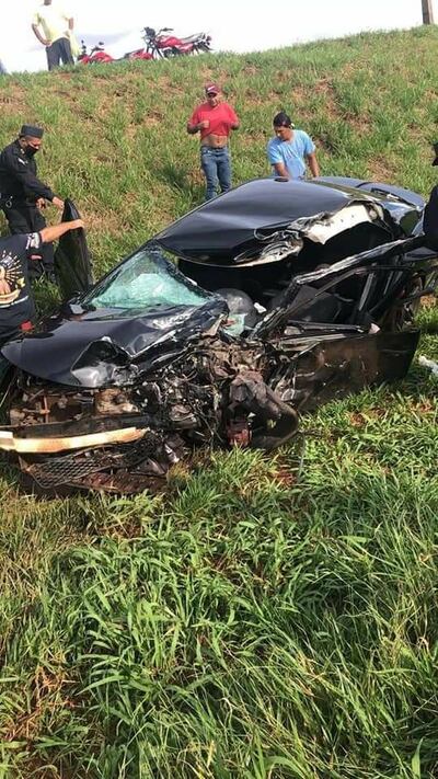 El automóvil Toyota Allion quedó destrozado a raíz del choque.