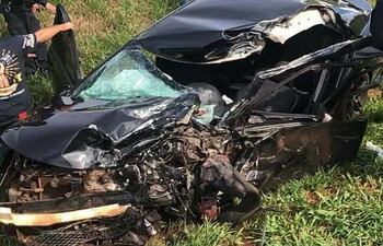 El automóvil Toyota Allion quedó destrozado a raíz del choque.