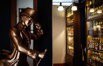 Salón en el Museo del Whisky, en Buenos Aires. "Nada sería de mi vida sin el amor que siento por el whisky", exclama el argentino Miguel Ángel Reigosa, fundador en Buenos Aires del Museo del Whisky más grande del mundo, que, con sus más de 4000 botellas de colección, obtuvo en 2022 el reconocimiento del récord Guinness, tras superar al de Edimburgo.