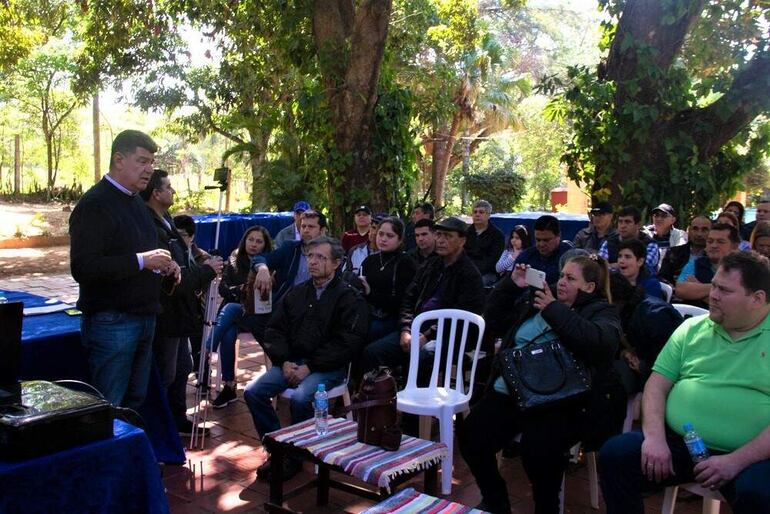 El presidenciable Efraín Alegre, durante el encuentro en Carapeguá donde se debatió sobre el Plan Nacional Antifraude