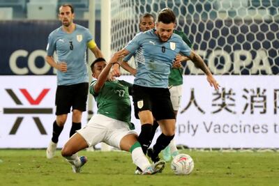Roberto Fernández (i) de Bolivia disputa un balón con Nahitan Nández de Uruguay hoy, en un partido del grupo A de la Copa América en el estadio Arena Pantanal en Cuiabá (Brasil).