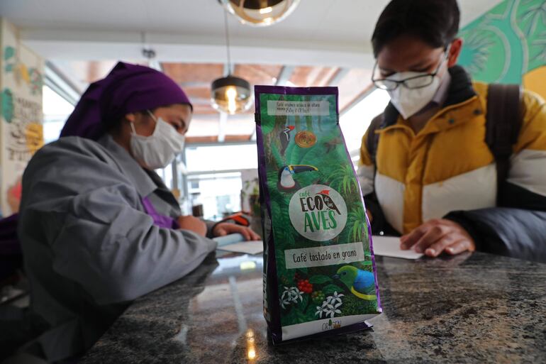 Una bolsa de café Eco de las Aves a la venta en la tienda cafetería Origen Eco de las Aves en La Paz (Bolivia).