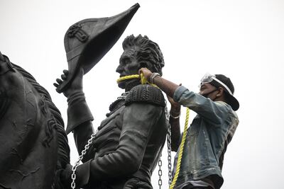 Un manifestante intenta derribar la estatua de Andrew Jackson cerca de la Casa Blanca, en Washington.