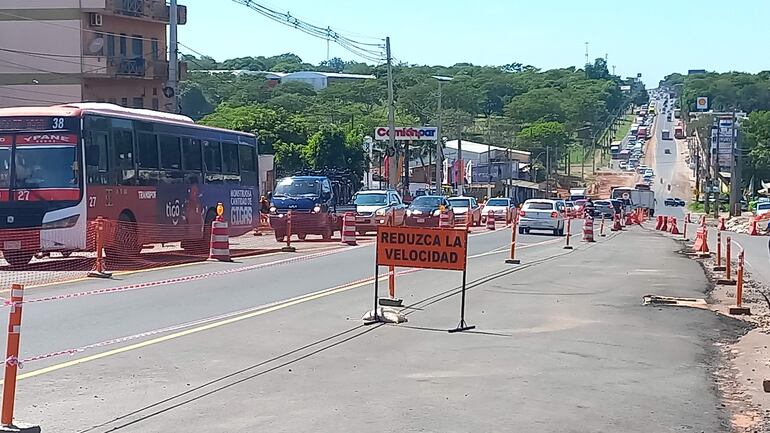 Lento y peligroso es el paso por el túnel de la zona de Tres Bocas, habilitado a medias.
