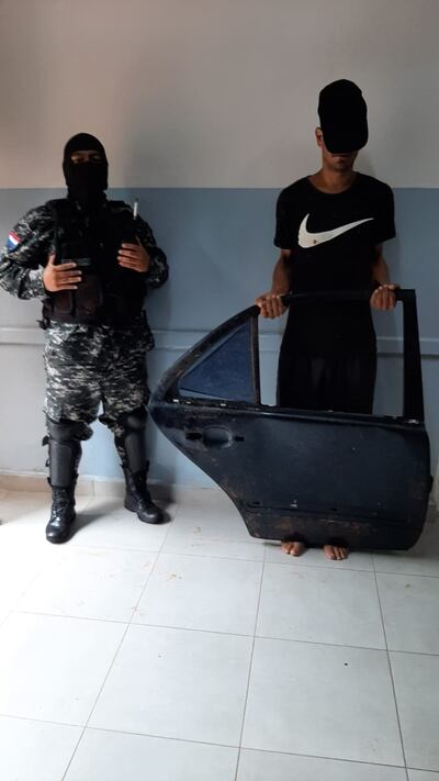 El hombre detenido con la pieza de automóvil que había tomado de un desarmadero.