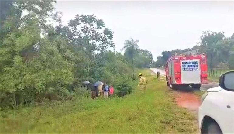 El automóvil se despistó y fue a parar a  unos 15 metros de la ruta acceso Carapeguá-Acahay.