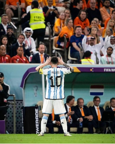 Messi festeja con el gesto del “Topo Giggio” frente al DT Louis van Gaal y la afición de Países Bajos.