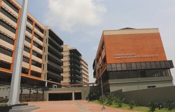Vista del Palacio de Justicia de Ciudad del Este que está compuesto por siete bloques de edificios con moderno equipamiento.