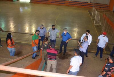 Delegación de autoridades de la Federación Paraguaya, junto con sus pares de Capitán Bado, en
la visita al Polideportivo Municipal local. Bado será una subsede del Nacional amambaiense.