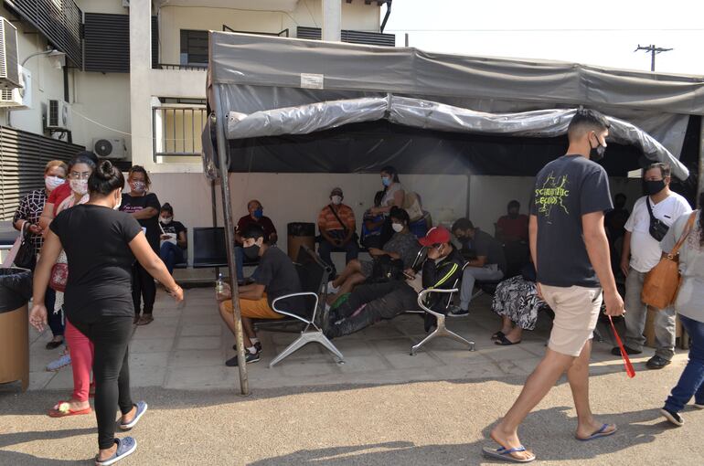 Al hospital de Villa Elisa acuden más de 700 personas por semana y ya la infraestructura resulta chica para la gran demanda. El nosocomio es considerado de cabecera para la zona sur de Central, pero solo cuentan con 56 camas en total.