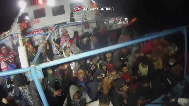 Una foto proporcionada por la Guardia Costera italiana muestra una operación de rescate de migrantes, a unas 20 millas al sur de Lampedusa, Italia, el 25 de enero de 2022.