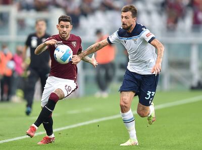 El paraguayo Antonio Sanabria (i), del Torino, disputa el balón con Francesco Acerbi, de Lazio.