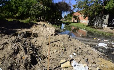 Con restos de sedimentos y otro tipo de residuos se encuentra el cauce que pasa por el barrio Santa Rosa de Asunción, a pasos del Botánico.