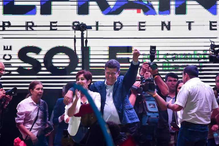 Efrain Alegre abraza a su esposa Myryan Irún en el cierre de campaña de la Concertación Nacional.