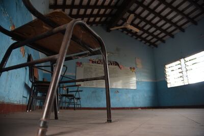 Aula vacía, sucia y en pésimas condiciones a días del inicio de clases prescenciales.