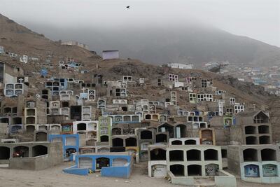 Cementerio de Comas en Lima (Perú). Perú suma en seis meses de pandemia más de 70.000 muertos, un número superior a las víctimas que, durante veinte años (1980-2000), dejó la sanguinaria violencia del conflicto armado interno causado por las organizaciones subversivas Sendero Luminoso y Movimiento Revolucionario Túpac Amaru (MRTA).