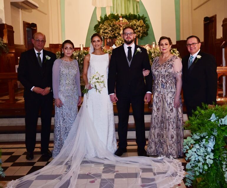 Los novios en compañía de sus padrinos Jorge Acosta y Alma Macchi; Arilda Rodríguez y Ernesto Paredes.