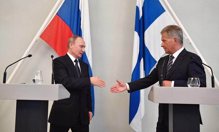 El presidente finlandés Sauli Niinisto y su par ruso Vladimir Putin durante una reunión en julio de 2017.
