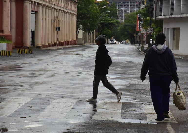 A las 17:15 de este domingo una señora con una bolsa de medicamentos caminaba rumbo al centro sobre Mariscal López casi Gondra, detrás del Ferrocarril.