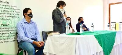 El encuentro contó con la participación de las autoridades de la Facultad de Ingeniería Agronómica, el Ministerio de Agricultura y productores de la zona.