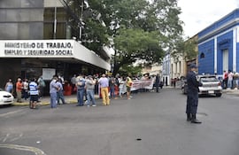 Trabajadores del sector naviero se manifestaron frente al Viceministerio del Trabajo.