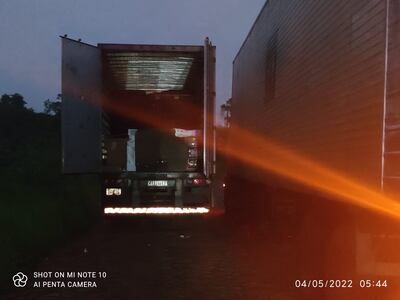 El camión quedó abandonado luego de que los presuntos delincuentes huyeran tras percatarse de la presencia policial.