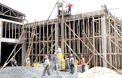 Algunos trabajadores del sector de la construcción podrán ingresar a partir de hoy a la capital para continuar con sus labores cotidianas como parte de la flexibilización de la cuarentena sanitaria.
