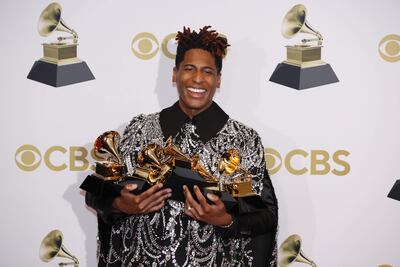 El músico Jon Batiste posa con sus cinco premios incluido el de álbum del año tras la gala de los Grammys celebrada en Las Vegas, Estados Unidos.