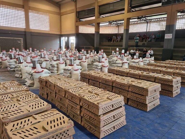 El polideportivo de Caazapá se utiliza como depósito de los materiales a ser entregados