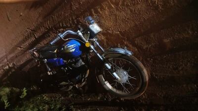 La motocicleta que conducía el hombre al momento de su caída en un camino vecinal en el municipio mallorquino.