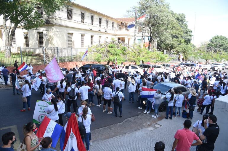 Unos 2.000 funcionarios de IPS se manifestaron hoy