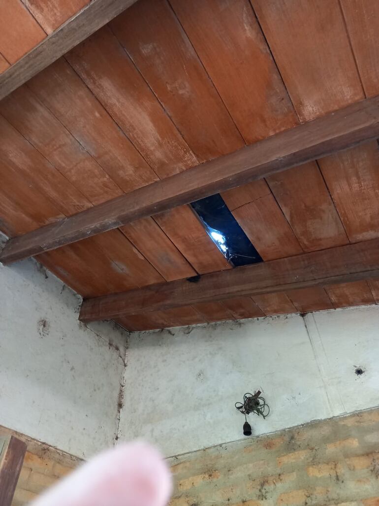 El techo del bloque de sanitarios tiene importantes agujeros.